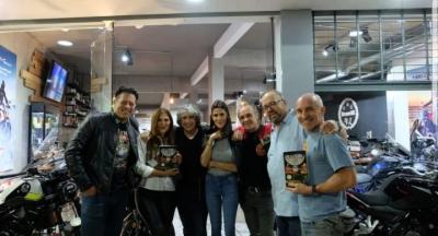 En Café Benelli con Poli, Maria Eugenia, Marcelo, Patricia, Daniel, Pato y Pablo
